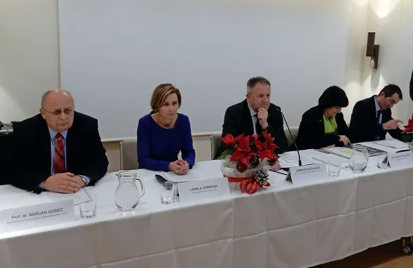 V Lipici odločal tisti, ki daje denar, torej država, je sežanski 
občini in civilni iniciativi v sredo povedal minister Zdravko 
Počivalšek (v sredini, ob njem z leve predsednik strokovne 
komisije  Marjan Kosec, direktorica Kobilarne Lipica Lorela 
Dobrinja, državna sekretarka Eva Štravs Podlogar in predsednik sveta Kobilarne Lipica Marko Drofenik).   