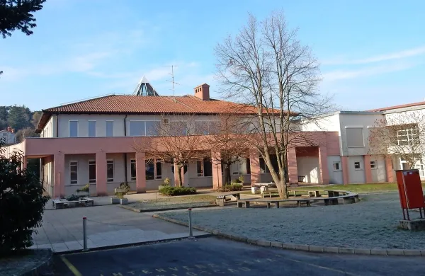 Komenska šolska kuhinja bo, sodeč  po proračunu za prihodnje leto, deležna obnove. A kot opozarjajo nekateri svetniki,  
bo 70.000 evrov za razširitev in 10.000 za nakup opreme  
odločno premalo.