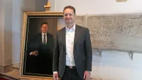Koprski župan Boris Popovič si je včeraj od blizu ogledal lastni 
portret, ki bo odslej visel v muzeju.