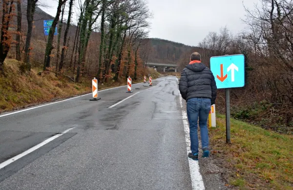 Na plazovitem območju Na Čuku že pol leta stoji delna 
zapora ceste.  Pred sanacijo ceste bo treba   stabilizirati 
območje.