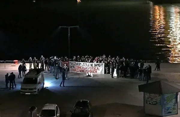 Včerajšnji protest delavcev Luke Koper med oddajo Tarča
