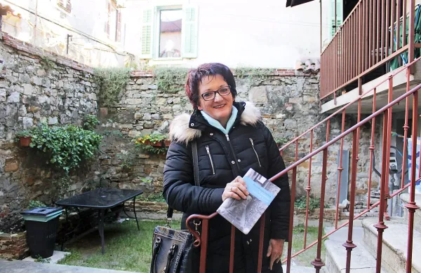 Nevija Benčina Smotlak: “Igrala sem se na domačem dvorišču, ki se mi je 
zdelo zelo veliko. Kadar ga spet obiščem, vidim, da je dokaj majhno.”  