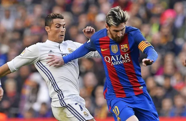 Cristiano Ronaldo (levo) in Lionel Messi bosta tudi danes pod 
drobnogledom. 