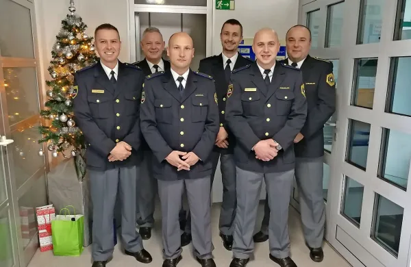 Odlikovani primorski policisti in njihova komandirja (z leve): 
Sebastjan Žgur, bistriški komandir Karol Iskra, Joško Štembergar, Mihael Bezjak, Martin Zabret in postojnski komandir 
Bojan Žolger.