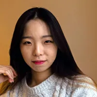  Chaeyeon iz Južne Koreje:  “Ko sem bila mlajša, je moja družina skoraj 
vedno pripravljala majhna božična drevesa. Danes  ni več tako, saj 
predvsem poslušamo in prepevamo božične pesmi.”