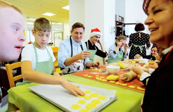 Pahor pekel božično pecivo z varovanci varstveno-delovnega centra Draga