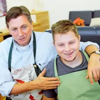 Pahor pekel božično pecivo z varovanci varstveno-delovnega centra Draga