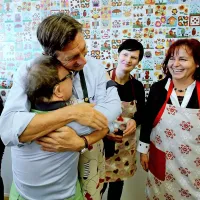 Pahor pekel božično pecivo z varovanci varstveno-delovnega centra Draga
