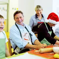Pahor pekel božično pecivo z varovanci varstveno-delovnega centra Draga