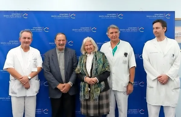 Bolnika Albino Prodani in Silva Kordaš z vodji ekipe, ki jima je 
vstavila srčni spodbujevalnik brez kirurškega reza (z leve) Igor 
Zupan, Tomislav Klokočovnik in Gordan Mijovski.  

