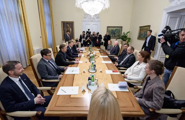 Predsednik vlade Miro Cerar je včeraj na temo implementacije arbitražne odločbe povabil na srečanje  predsednike republike, DZ in DS ter zunanjega ministra Karla 
Erjavca.