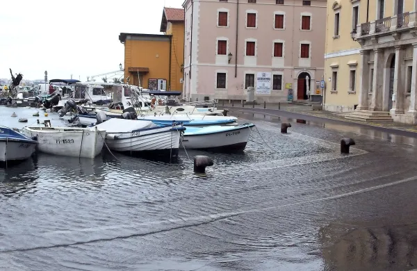 Ob jutranji plimi bo v četrtek zjutraj  morje poplavilo najnižje 
dele obale, napoveduje Arso.