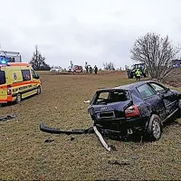 Voznika audija A3 je  katapultiralo z odbojne ograje na 
razmočeno  brežino.