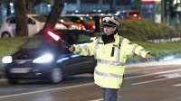 Voznik s Plavja je policista, ki ga je ustavljal na avtocesti, 
zadel z ogledalom.