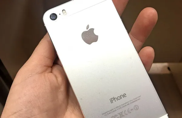 Uporabniki so prepričani, da Apple namerno upočasnjuje 
stare telefone, da prepriča ljudi v nakup novih.