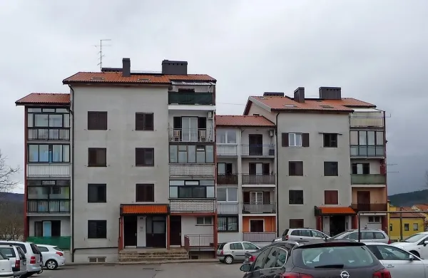 Eno od stanovanj, ki jih prodaja divaška občina, je tudi v bloku 
v Ulici Albina Dujca v Divači.