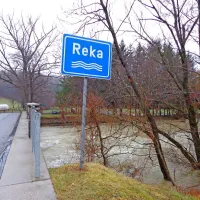  Reka ob večjih nalivih  običajno poplavi  cesto med Dolnjo 
Bitnjo  in Ribnico. Ta je bila v sredo zvečer do zgodnjih 
jutranjih v četrtek zaprta za promet.  