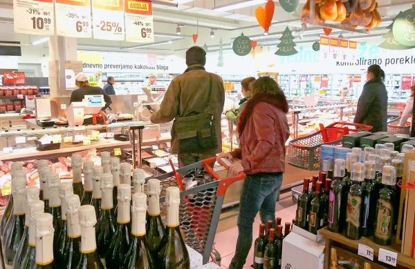 

V letošnjem letu so se cene blaga zvišale za 1,9 odstotka, 
storitev pa za 1,3 odstotka. 