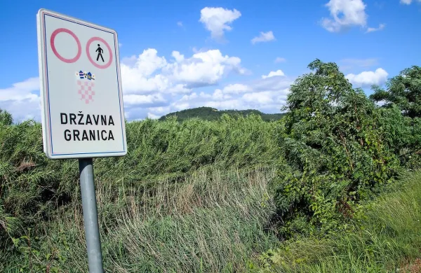 Hrva&scaron;ki tisk: Od danes igra živcev na meji s Slovenijo