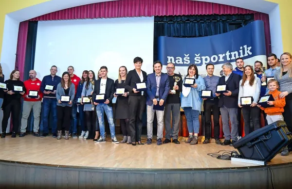Dobitniki nagrad Naš športnik 2017 so se postavili pred 
fotografski  objektiv.
