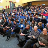 Zbrani v kulturnem domu v Hrpeljah so spremljali zanimivo 
prireditev. 