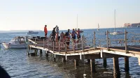 Stari leseni pomol na portoroški plaži se je pod težo 
obiskovalcev vdrl. 