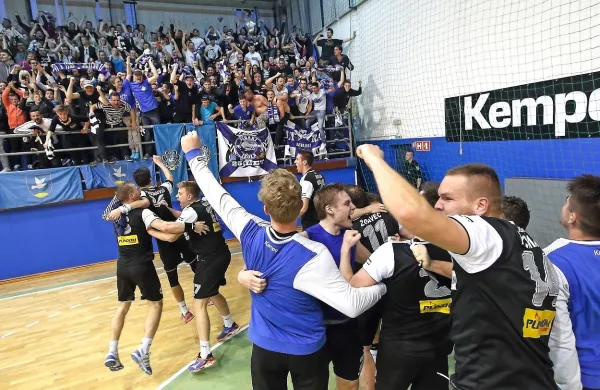 Spomin iz najboljših časov - rokometaši in navijaška skupina 
Ribari skupaj 