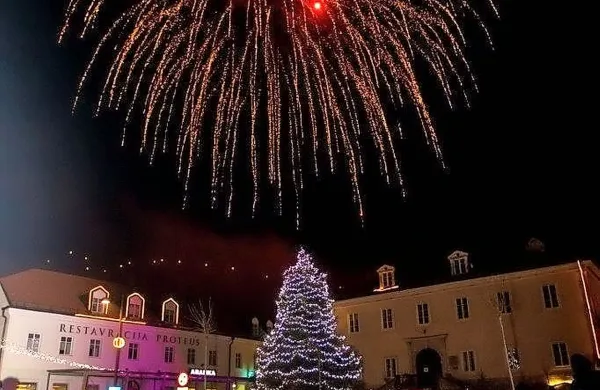 Nebo nad Postojno bo, tako kot ob prehodu v 2017 (na 
fotografiji), tik po polnoči razsvetlil veliki ognjemet, ki se mu 
občina na pobudo občanov ni želela odreči.
