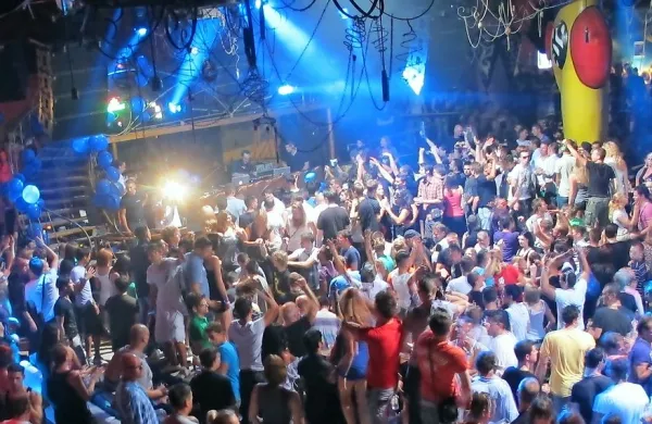 Ambasada Gavioli se z zabavo na novega leta dan dokončno in nepreklicno poslavlja. 