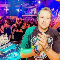 DJ Umek: “Za 
Slovenijo je bila 
Ambasada v zadnjem 
času pomembna 
predvsem, ker je 
ohranjala zadnji res 
močan stik z 
mednarodno sceno.” 