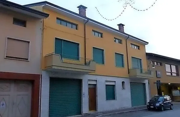 Včeraj je okrog 11.30 v požaru umrl 80-letni invalid na 
vozičku, ki je sam živel v stanovanju v ulici Roma, tik ob 
poslopju županstva v Vilešu