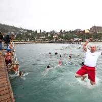 Novoletni skoki v morje kljub dežju dobro obiskani