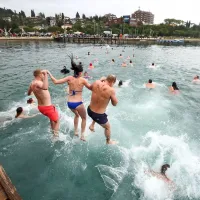 Novoletni skoki v morje kljub dežju dobro obiskani