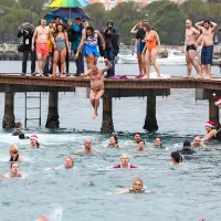 Novoletni skoki v morje kljub dežju dobro obiskani