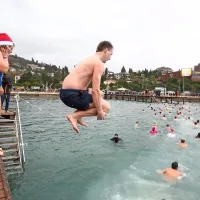 Novoletni skoki v morje kljub dežju dobro obiskani