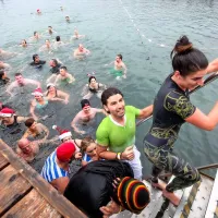 Novoletni skoki v morje kljub dežju dobro obiskani