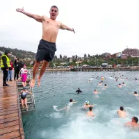Novoletni skoki v morje kljub dežju dobro obiskani