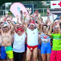 Novoletni skoki v morje kljub dežju dobro obiskani
