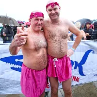 Novoletni skoki v morje kljub dežju dobro obiskani