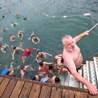 Novoletni skoki v morje kljub dežju dobro obiskani