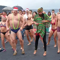 Novoletni skoki v morje kljub dežju dobro obiskani