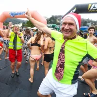 Novoletni skoki v morje kljub dežju dobro obiskani