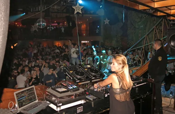 Za konec ognjemet, torta in DJ Umek