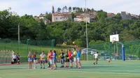  Junija so se v Štanjelu veselili novega igrišča za 160.000 
evrov. Športna društva iz komenske občine pa poudarjajo, da 
je investicij v športno infrastrukturo premalo.