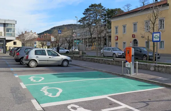 V Sežani imajo trenutno dve polnilni mesti za električna vozila. V prihodnosti nameravajo 
mrežo razširiti tudi izven središča občine.