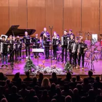 Na koncertu v Kulturnem domu Nova Gorica je nastopil tudi 
Harmonikarski orkester novogoriške glasbene šole.  
