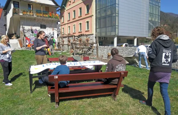 C.M.A.K. spada med prve organizacije v Sloveniji, ki jim je 
Urad RS za mladino podelil status mladinskega centra, v 
slovenskem prostoru pa se ga uvršča med najpomembnejša 
samonikla prizorišča mladinskega polja