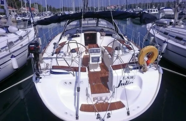 Gregor Strmčnik je tudi lastnik podjetja D.J.G., ki ima sedež 
v Savudriji in ima v lasti jadrnico Bavaria 46 Cruiser, letnik 
2008 z imenom L.S.W. Julia.