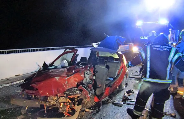 Voznik iz Vrtojbe  je  na hitri cesti pri Vrtovinu zapeljal na nasprotno stran ceste in trčil v tovornjak.