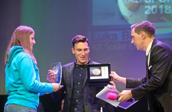 Luka Božič  (v  sredini) je leto sklenil v slavnostnem slogu na 
prireditvi Naš športnik 2018. 